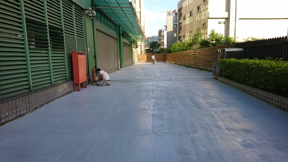 大樓停車場地坪施工。