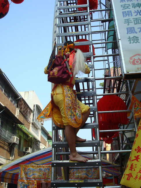 97年春季祭天祈福大法會，先鋒官上36層刀梯