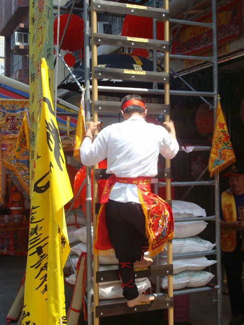 97年春季祭天祈福大法會，先鋒官上36層刀梯-2
