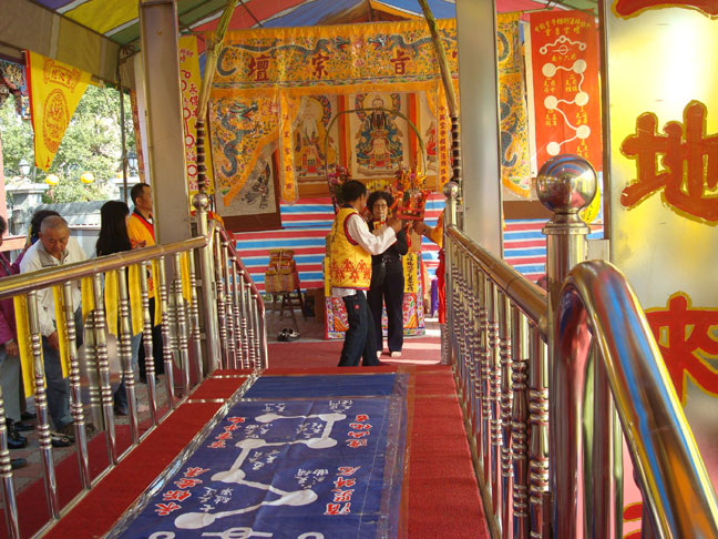 高雄龍池宮新年舉辦七星平安橋法會