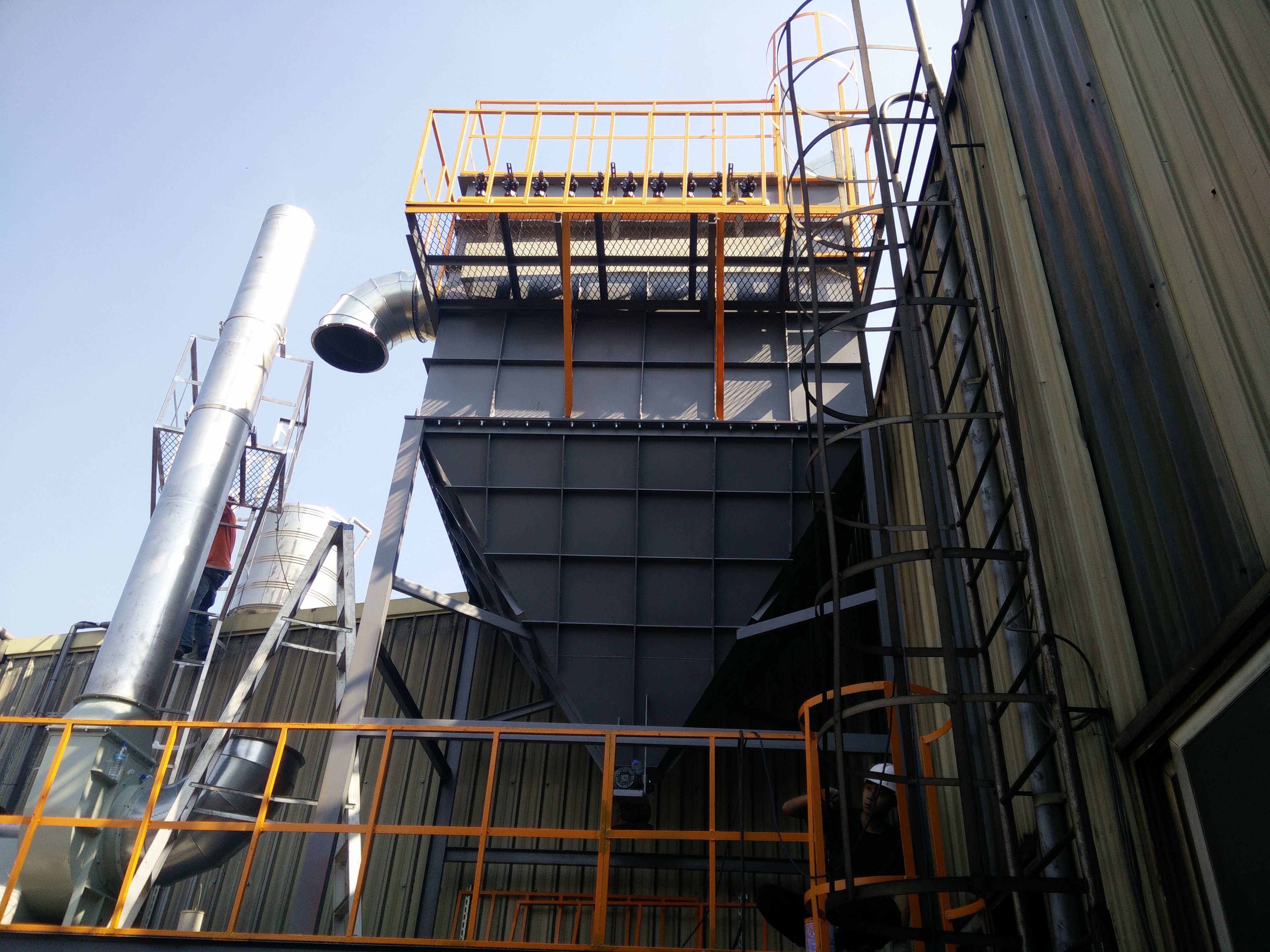 袋式集塵機施工中