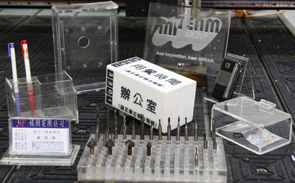 電腦割字.機械銘牌.控制面版.防盜面版.網版印刷.立體雕刻.壓克力製品.廢水流程圖.壓克力裁板零售