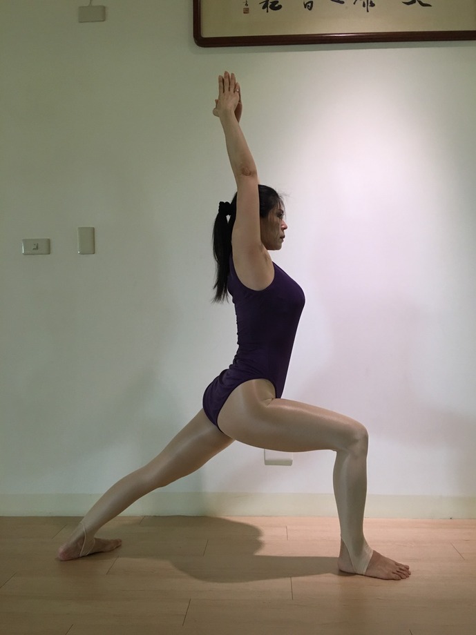 瑜伽體位法-英雄式