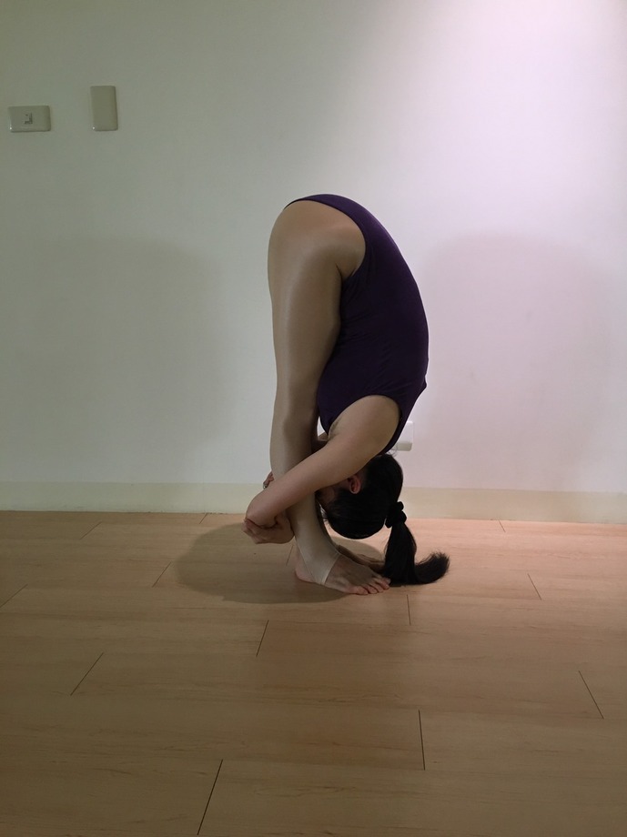 瑜伽體位法-頭碰膝式