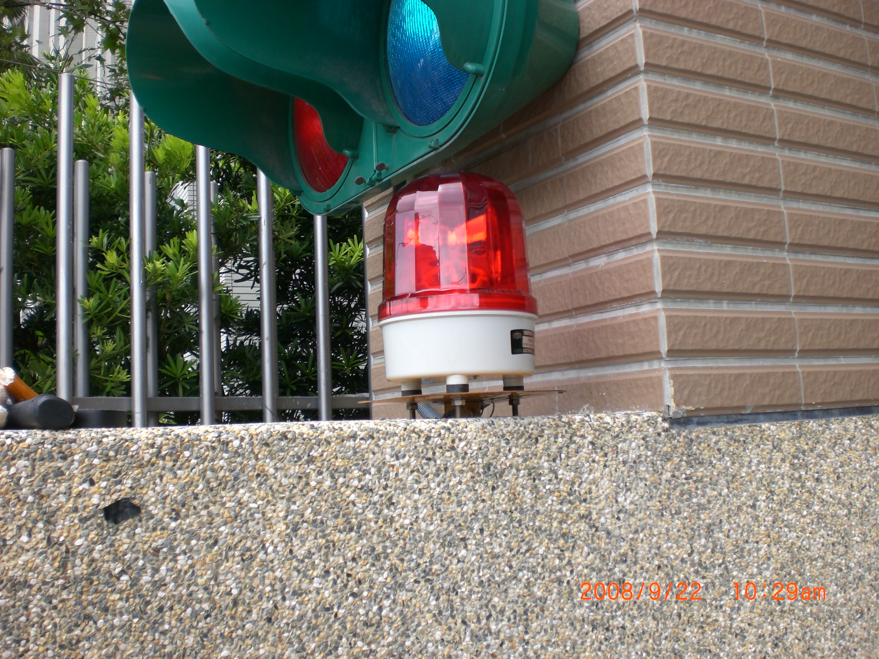 山發向陽警示燈