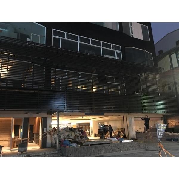 外牆大型格柵吊掛安裝工程