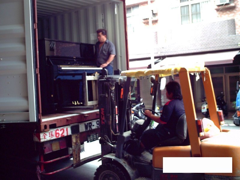 每月不定期在公司門口拆貨櫃