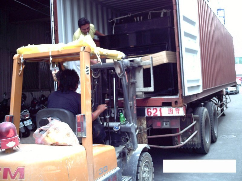 每月不定期在公司門口拆貨櫃