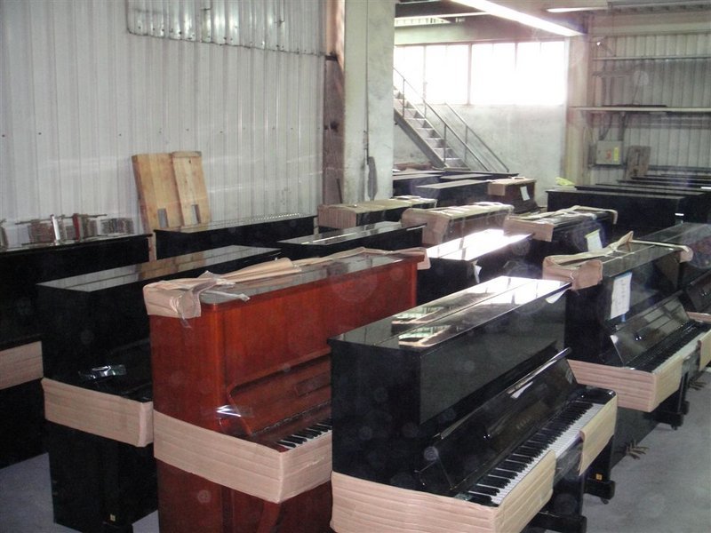 每月不定期在公司門口拆貨櫃