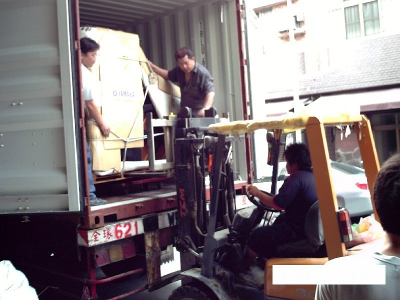 每月不定期在公司門口拆貨櫃