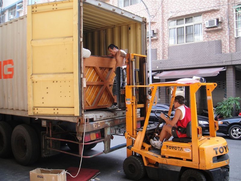 每月不定期在公司門口拆貨櫃