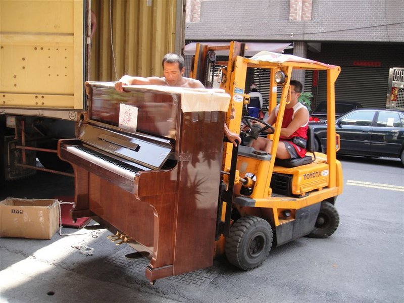 每月不定期在公司門口拆貨櫃