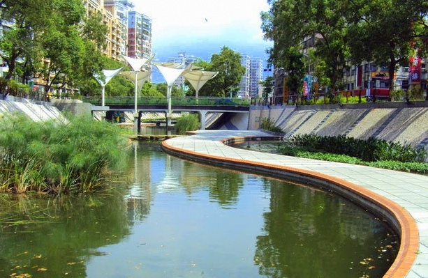 室外照明設備(10)