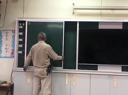 學校專用-開閉式黑板-內有電視.