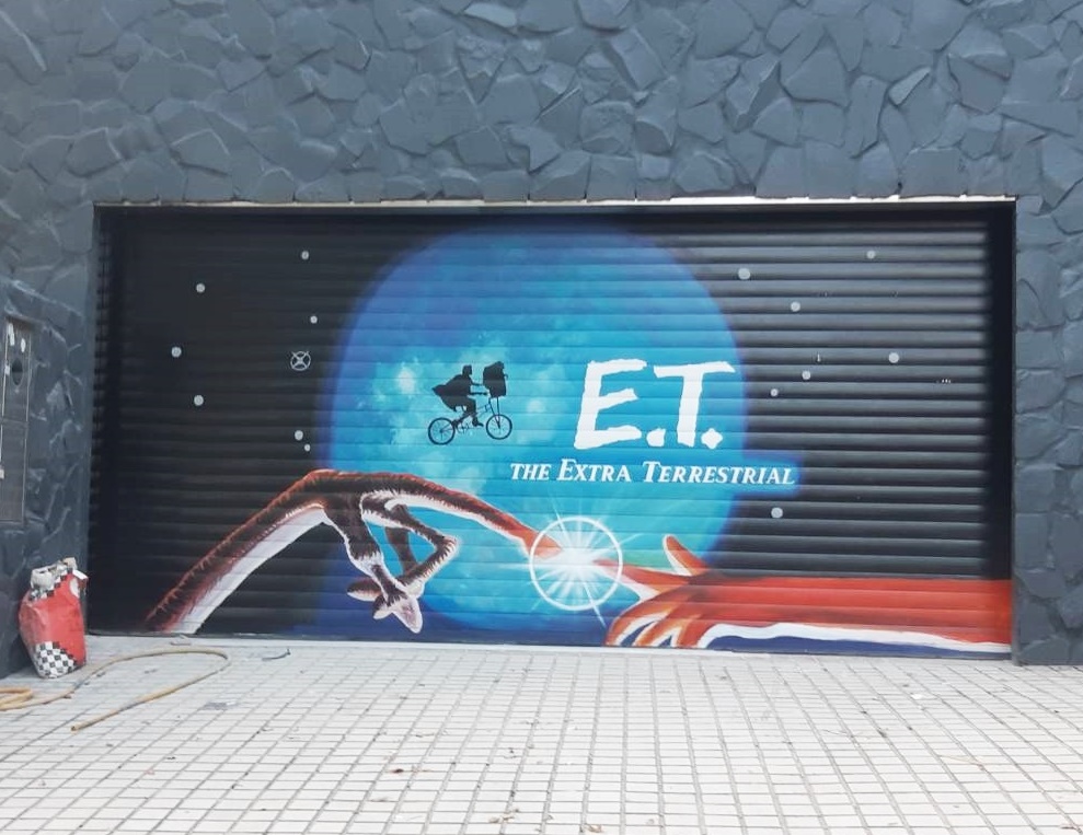 阿龍師鐵捲門彩繪