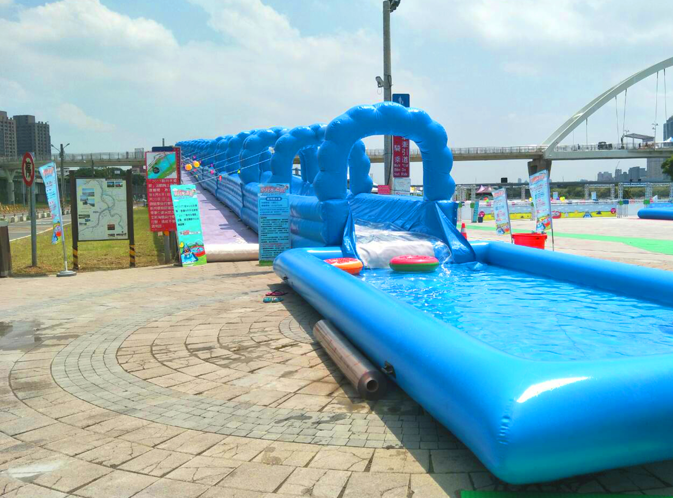 超長高空滑水道