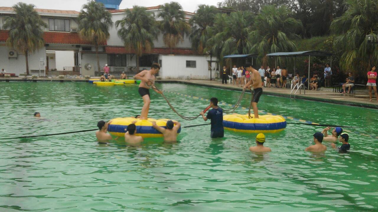 水上拔河