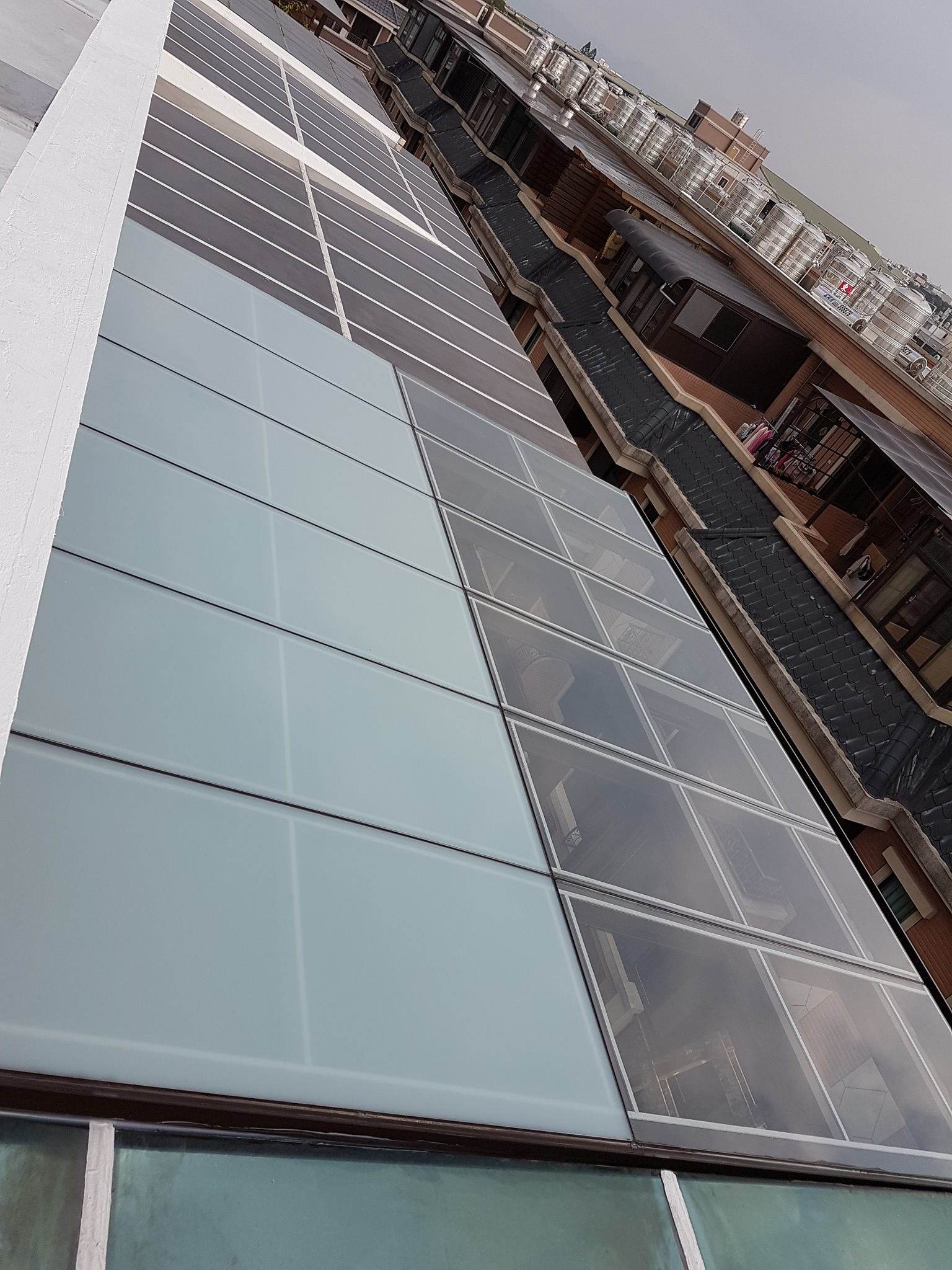 H型鋁構，5+5膠合透明及白膜玻璃