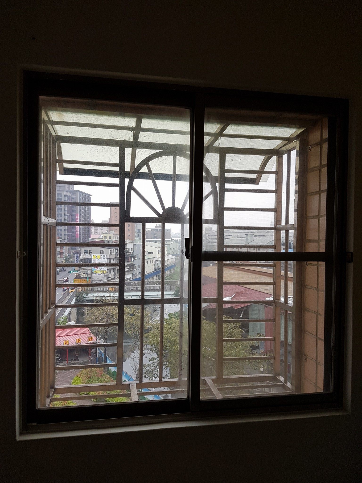 乾式施工，正新892窗，搭配5+8膠合玻璃。