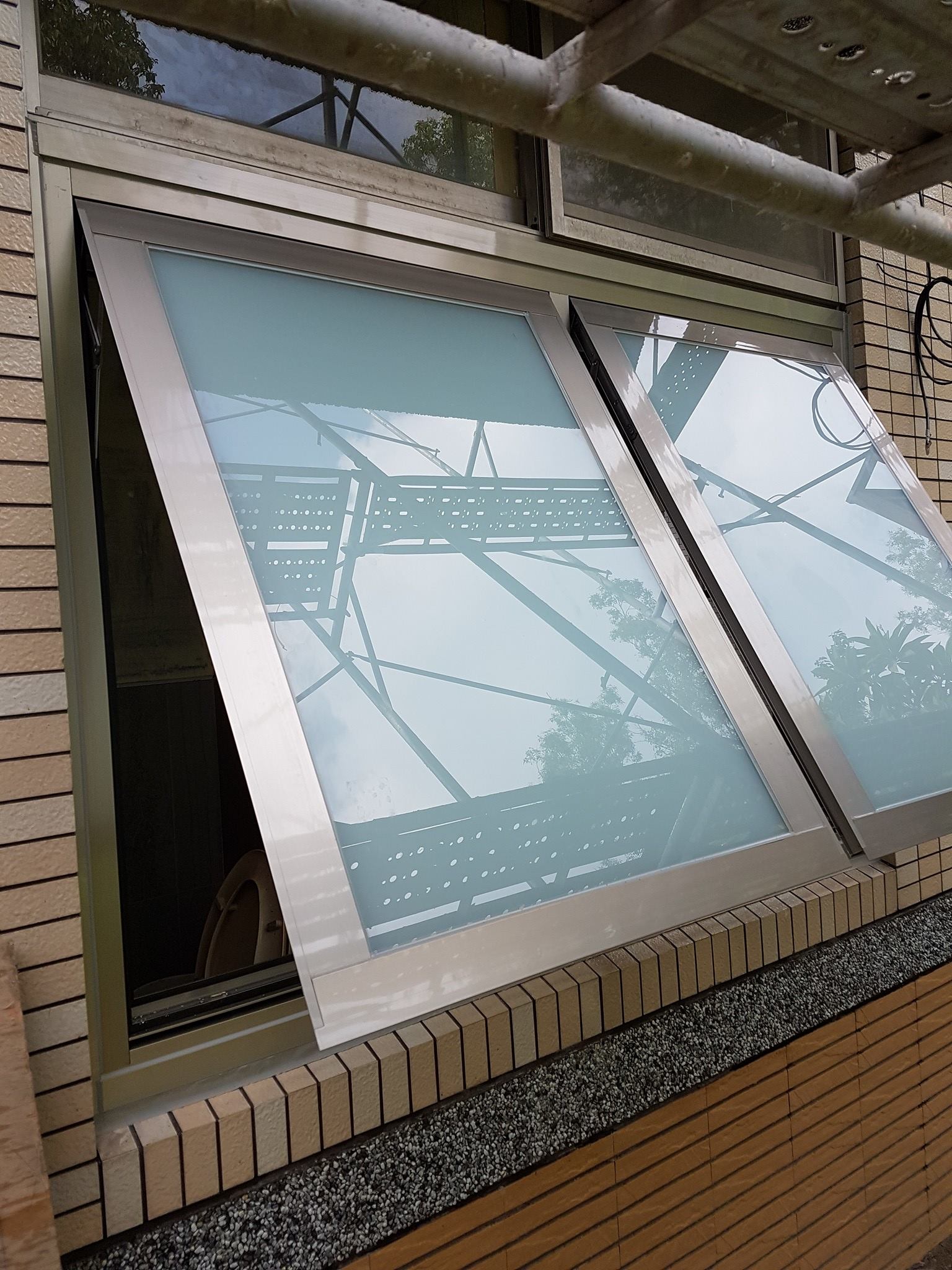 乾式施工，舊窗改上掀窗，5+5白膜膠合玻璃，ㄇ型折疊紗窗