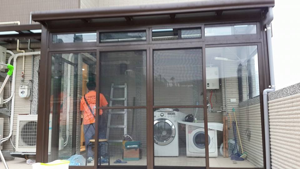 5+5白膜安全玻璃，寶瑋4拉落地窗搭配8mm透明玻璃，道康寧矽利康。