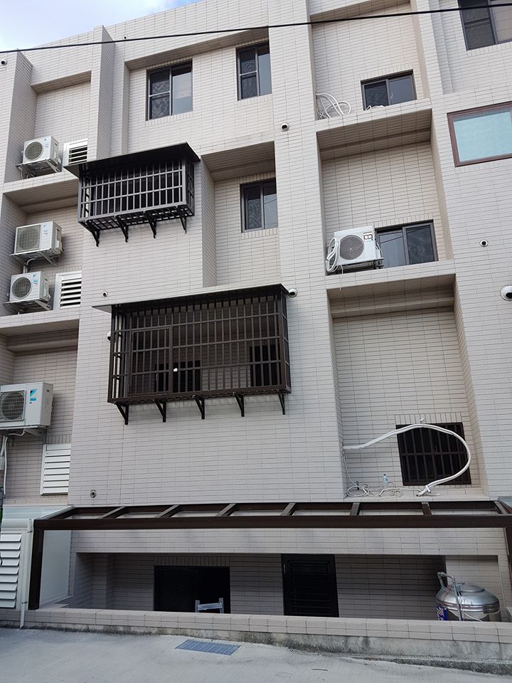 穿梭管外凸窗，5光+5茶膠合玻璃+活動百葉窗