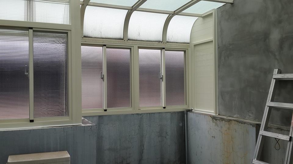 採光罩下加裝氣密窗，5mm方格強化玻璃