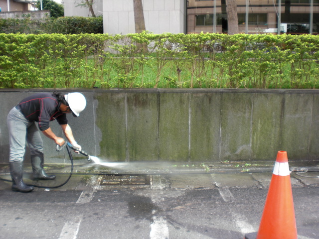 高壓水柱清洗地板