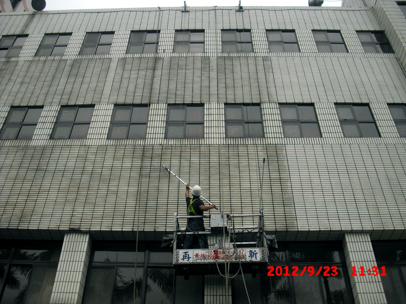 外牆清洗-洗窗機作業
