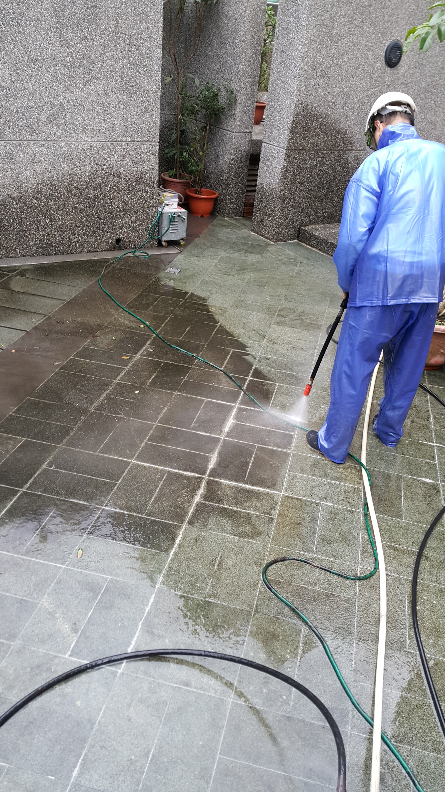 清洗地板高壓機作業