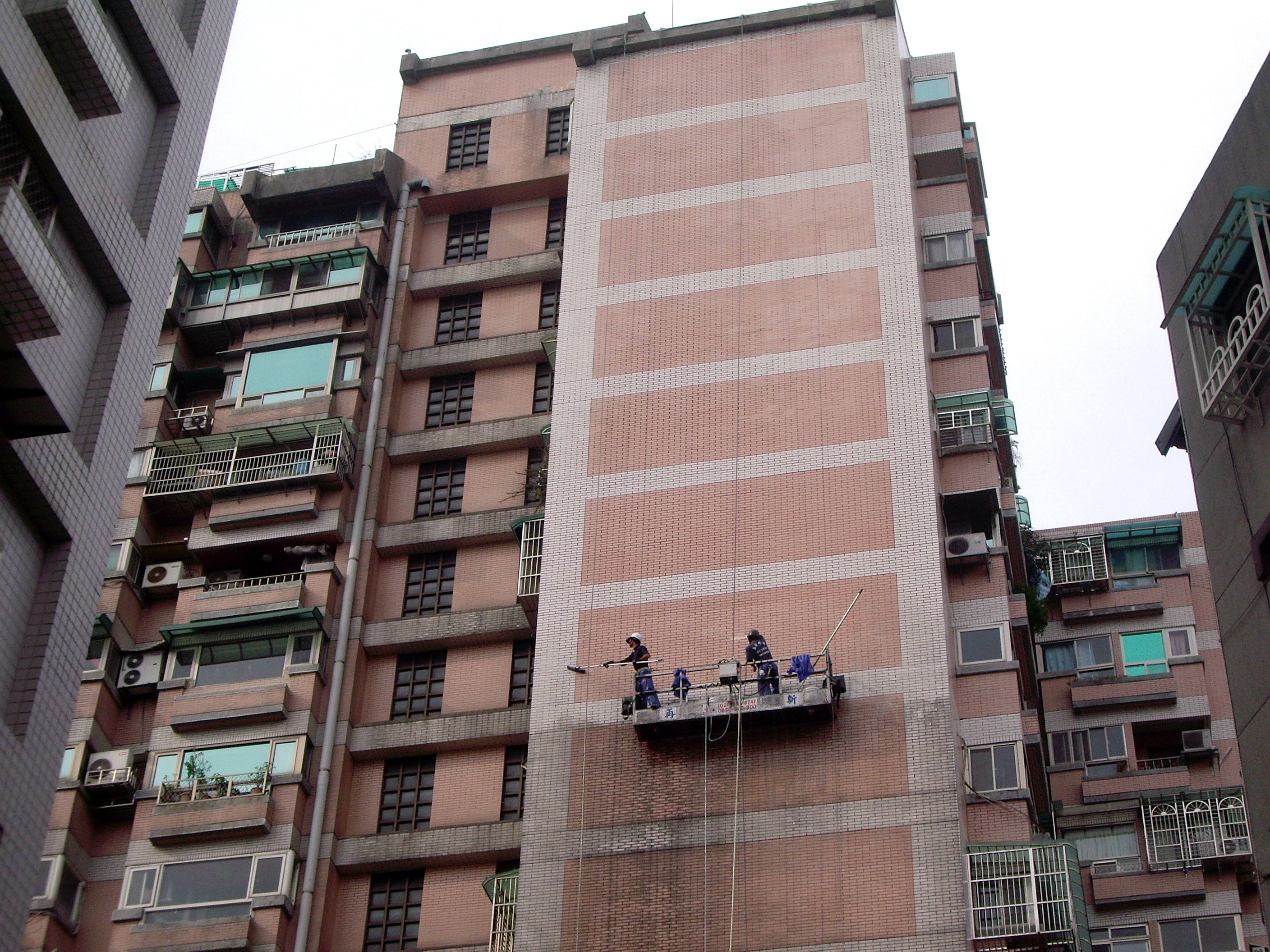 外牆清洗-洗窗機作業