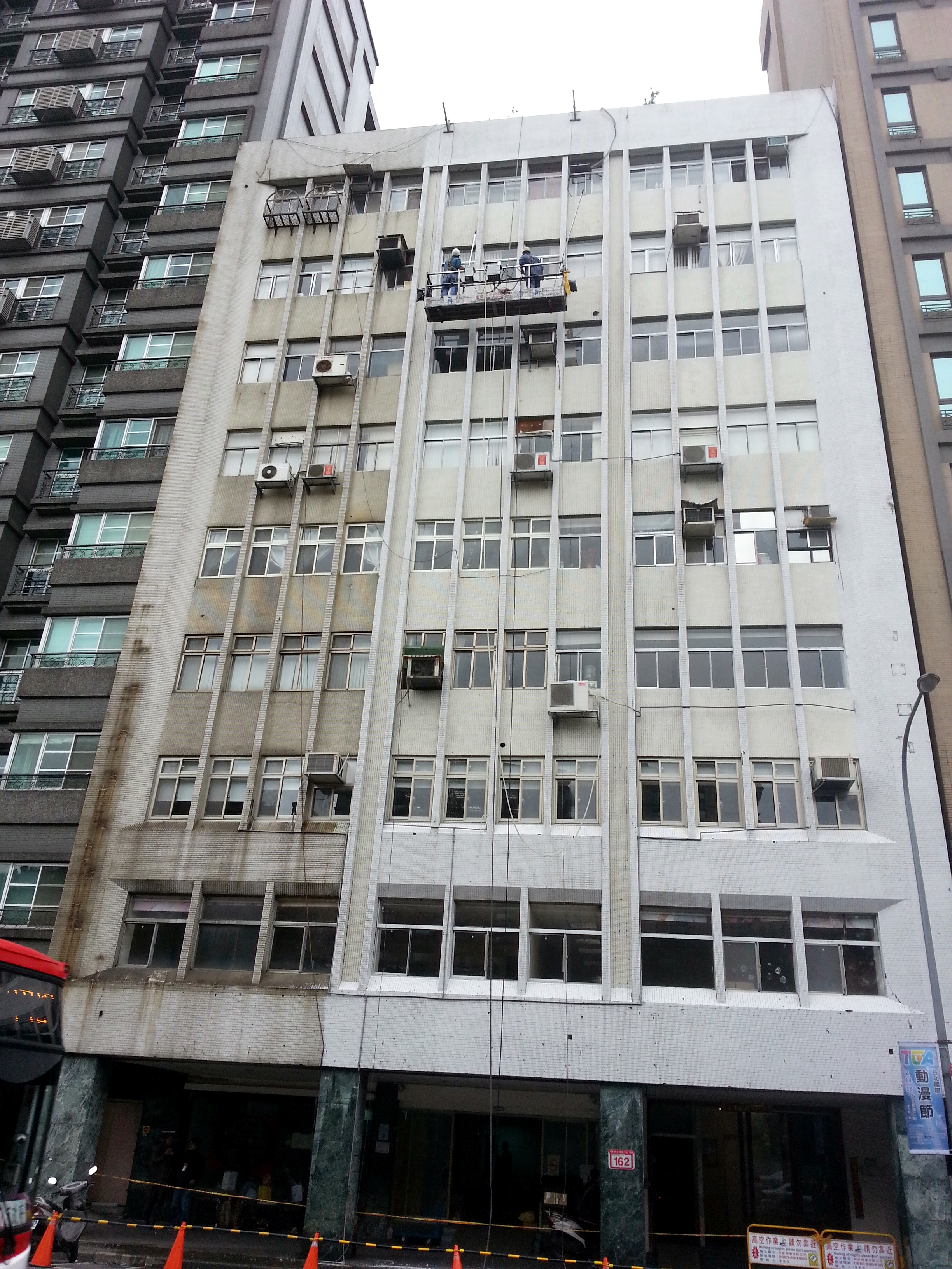 外牆清洗-洗窗機作業