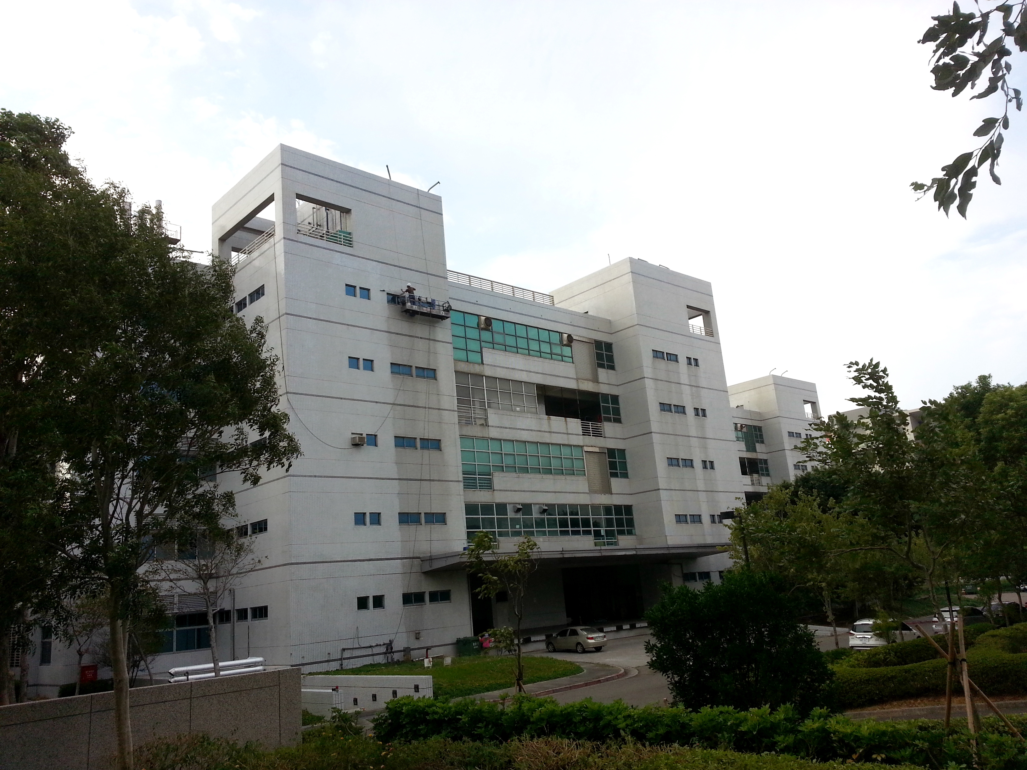 外牆清洗-洗窗機作業