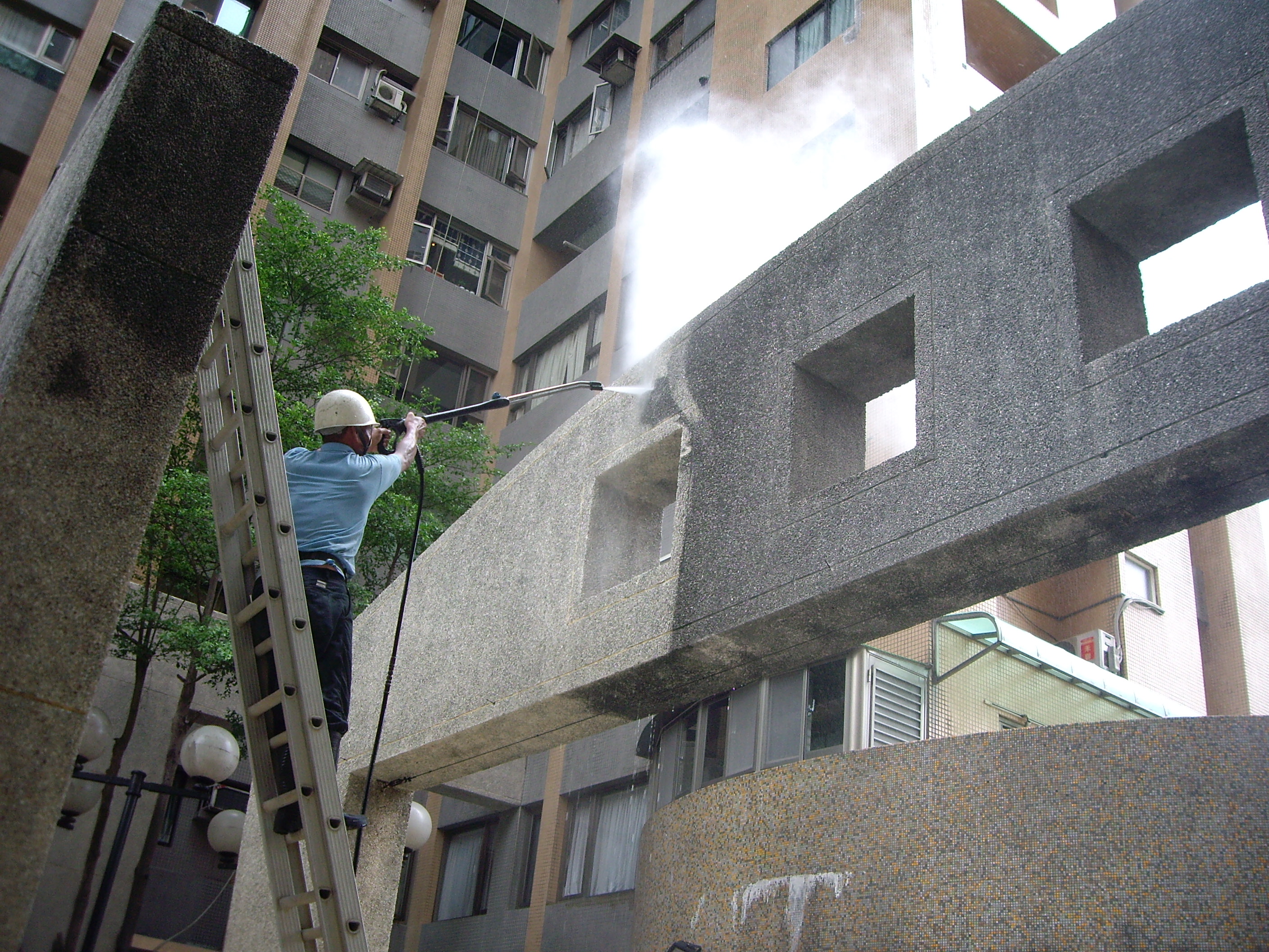 外牆清洗高壓機作業