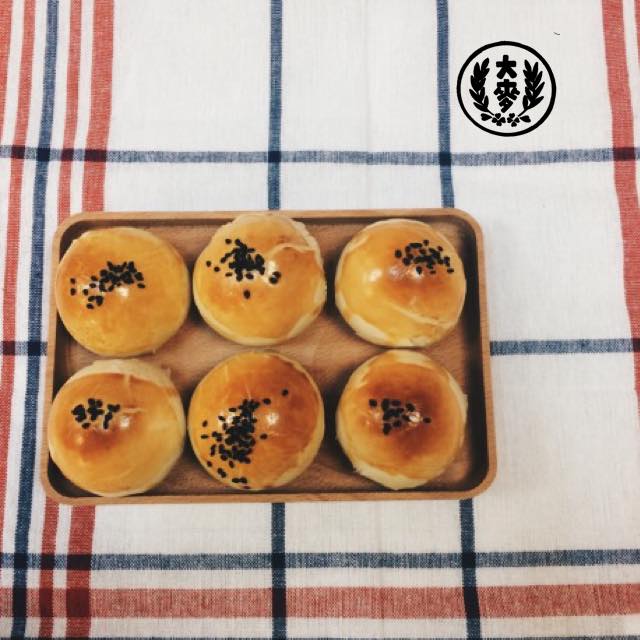 烏豆沙蛋黃酥--大麥專業烘焙坊