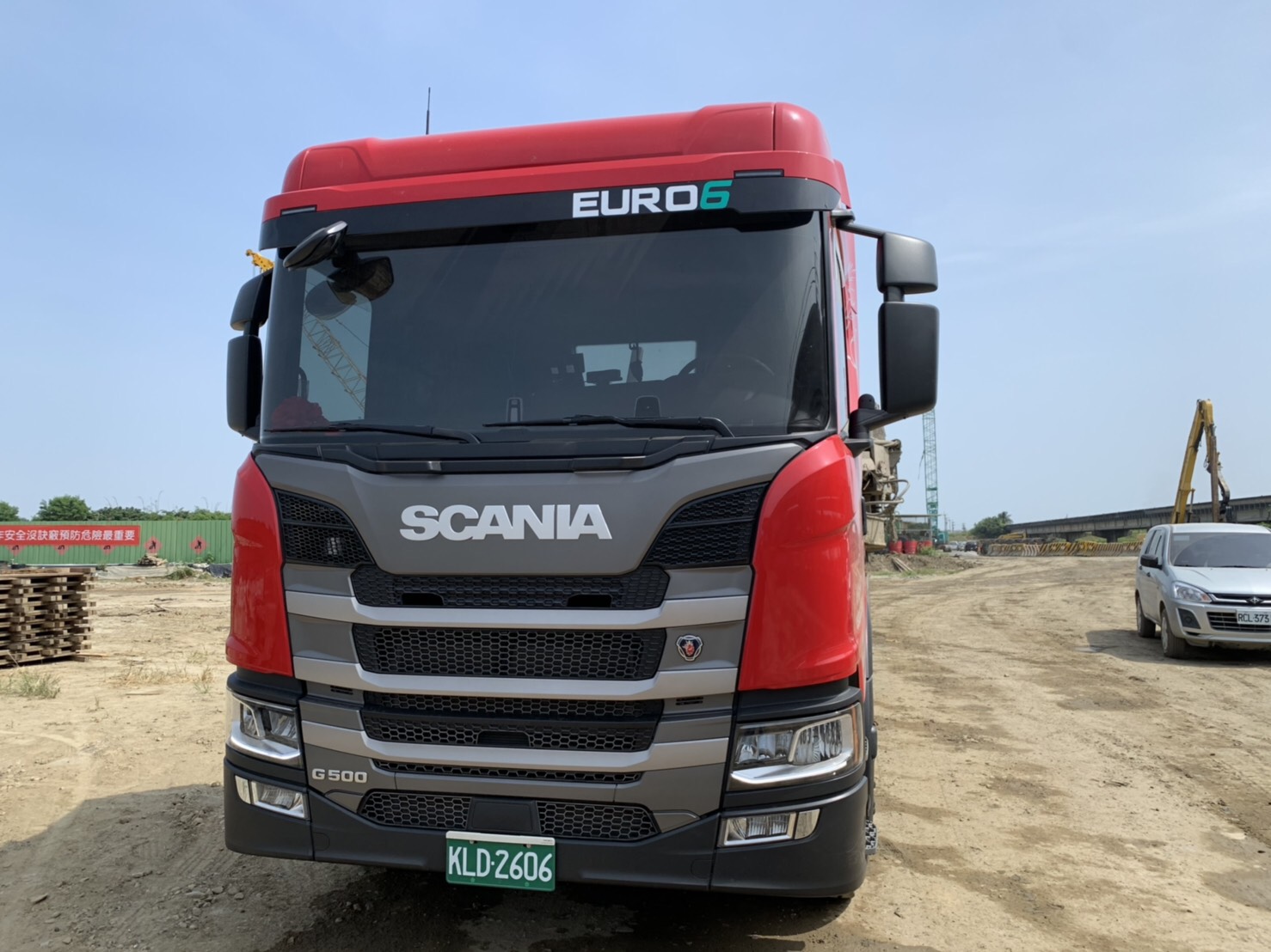 巨揚起重行全省專業低板車、吊車、起重機出租服務。