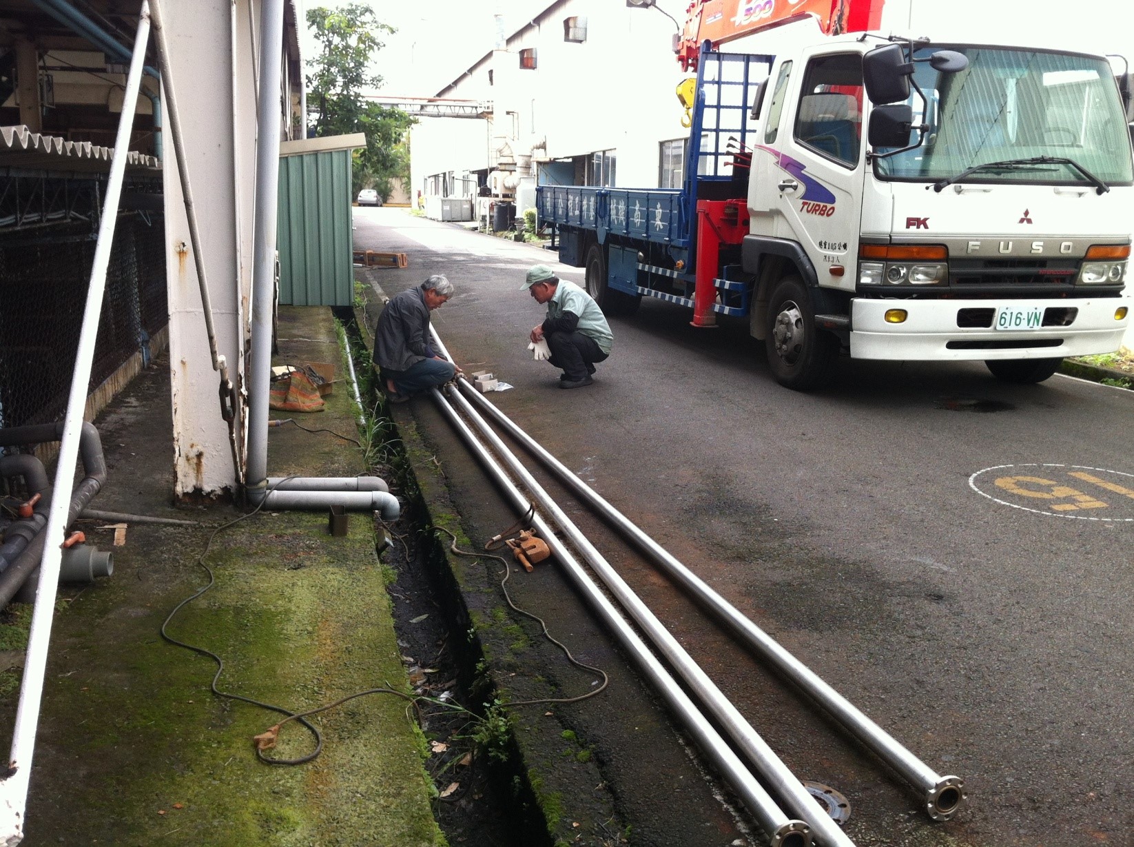 11噸短軸吊卡車，可依照客戶現場環境需求，派遣適合車輛前往服務。