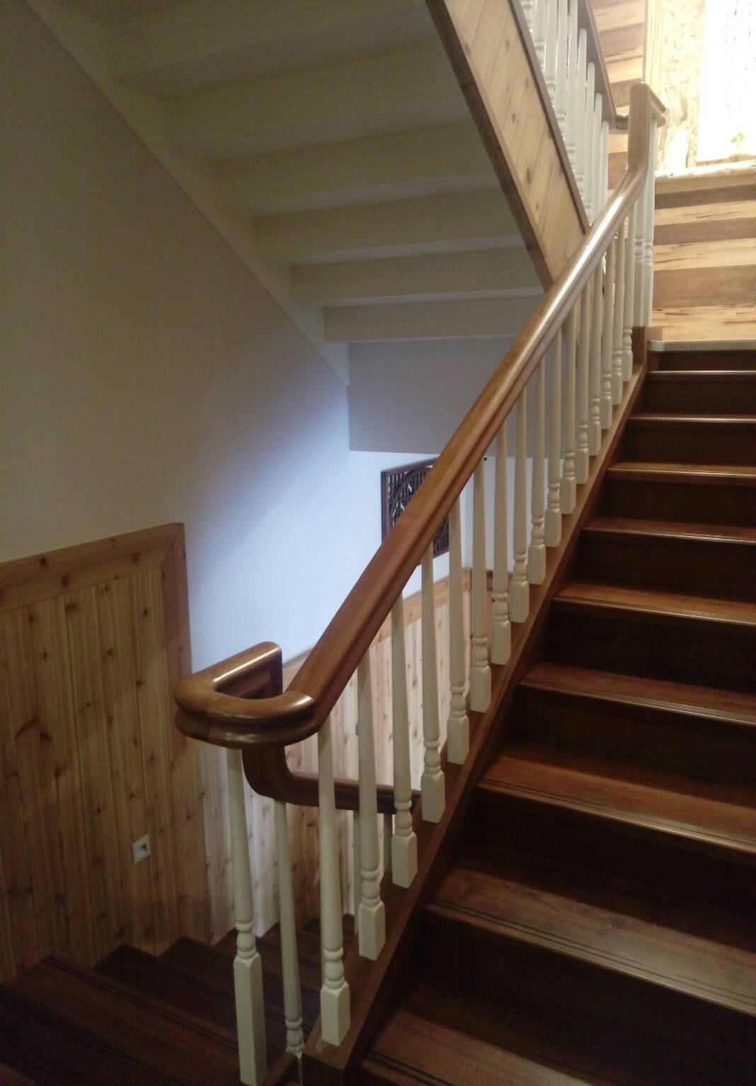 櫸木樓梯扶手-千田櫸木樓梯扶手行