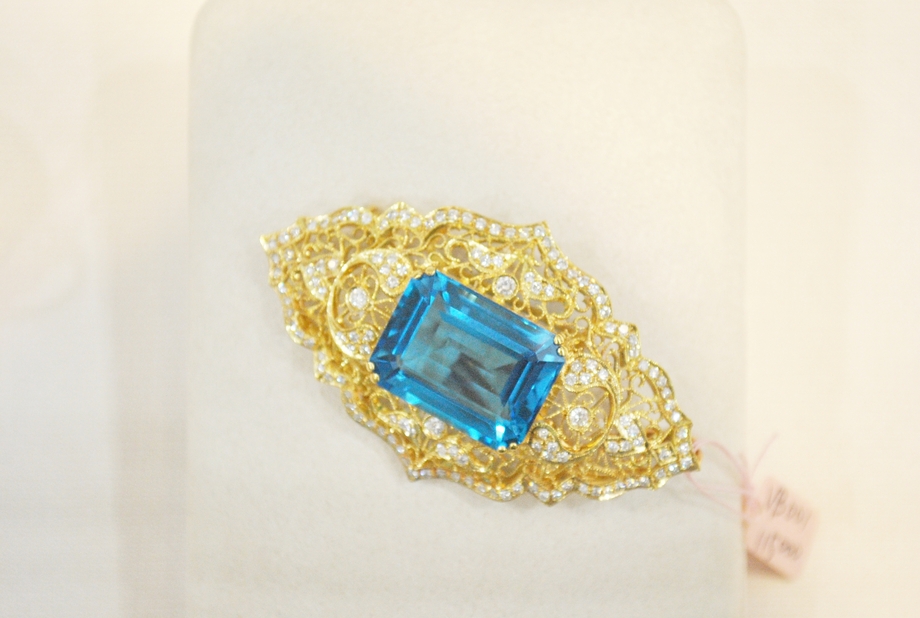 藍寶石胸針