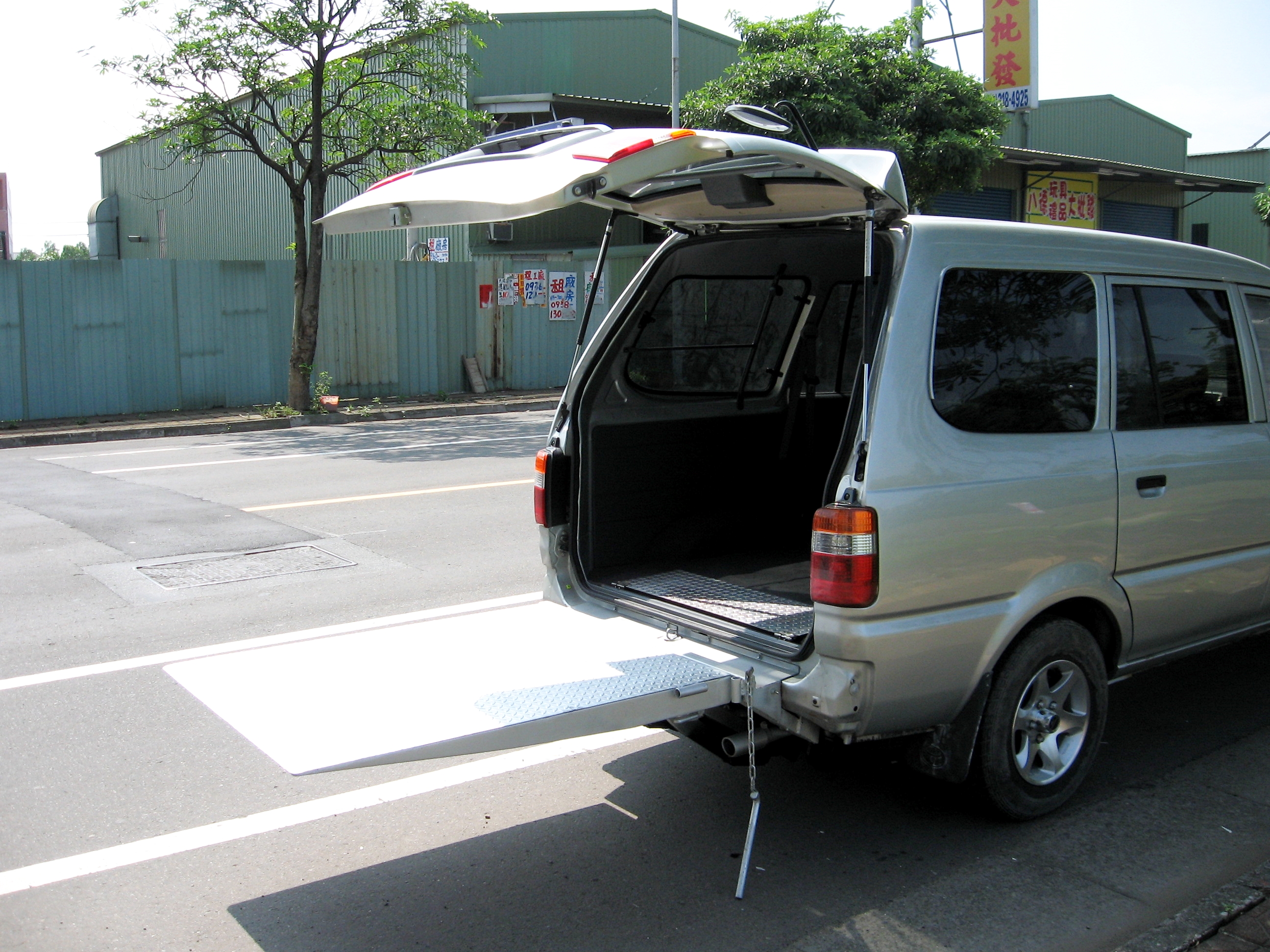 廂型車體尾門昇降機