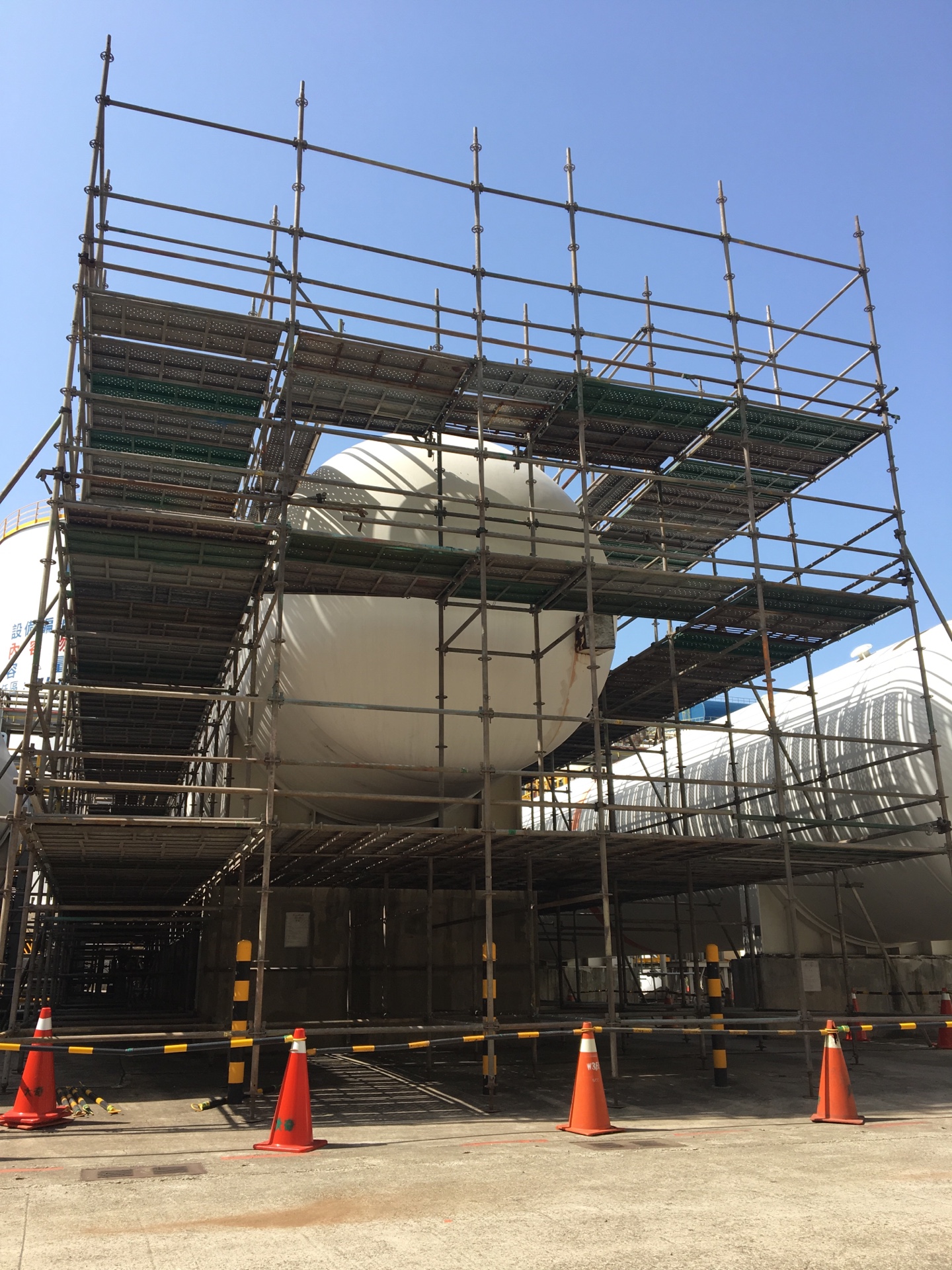 中龍氧氣場氮氣儲槽除鏽補漆搭架