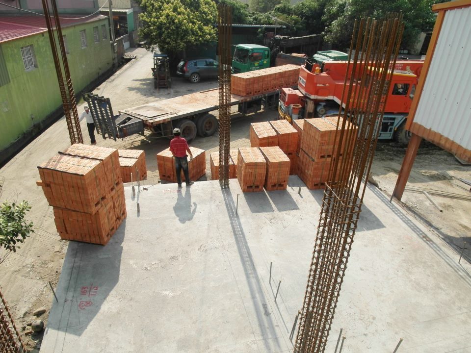 建材磚塊吊車吊運