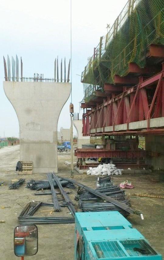 橋梁吊車吊運作業