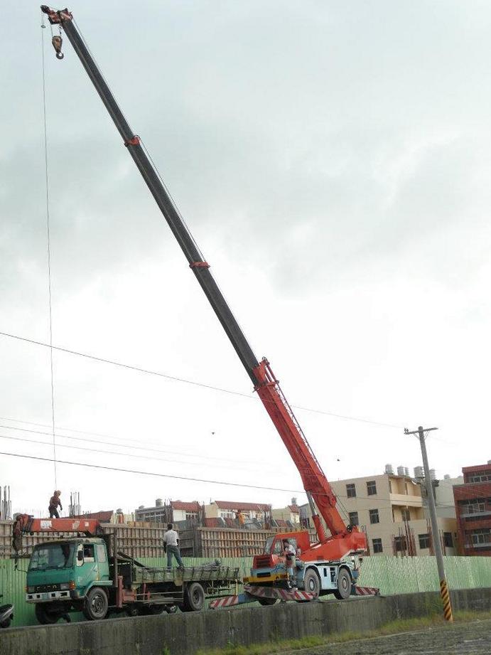 鋼筋建材吊車吊運