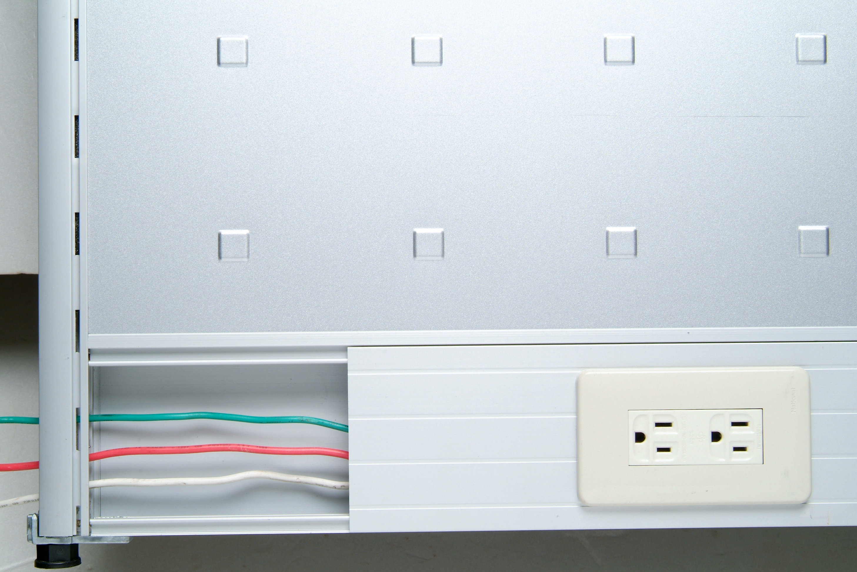 屏風內含踢腳版走線