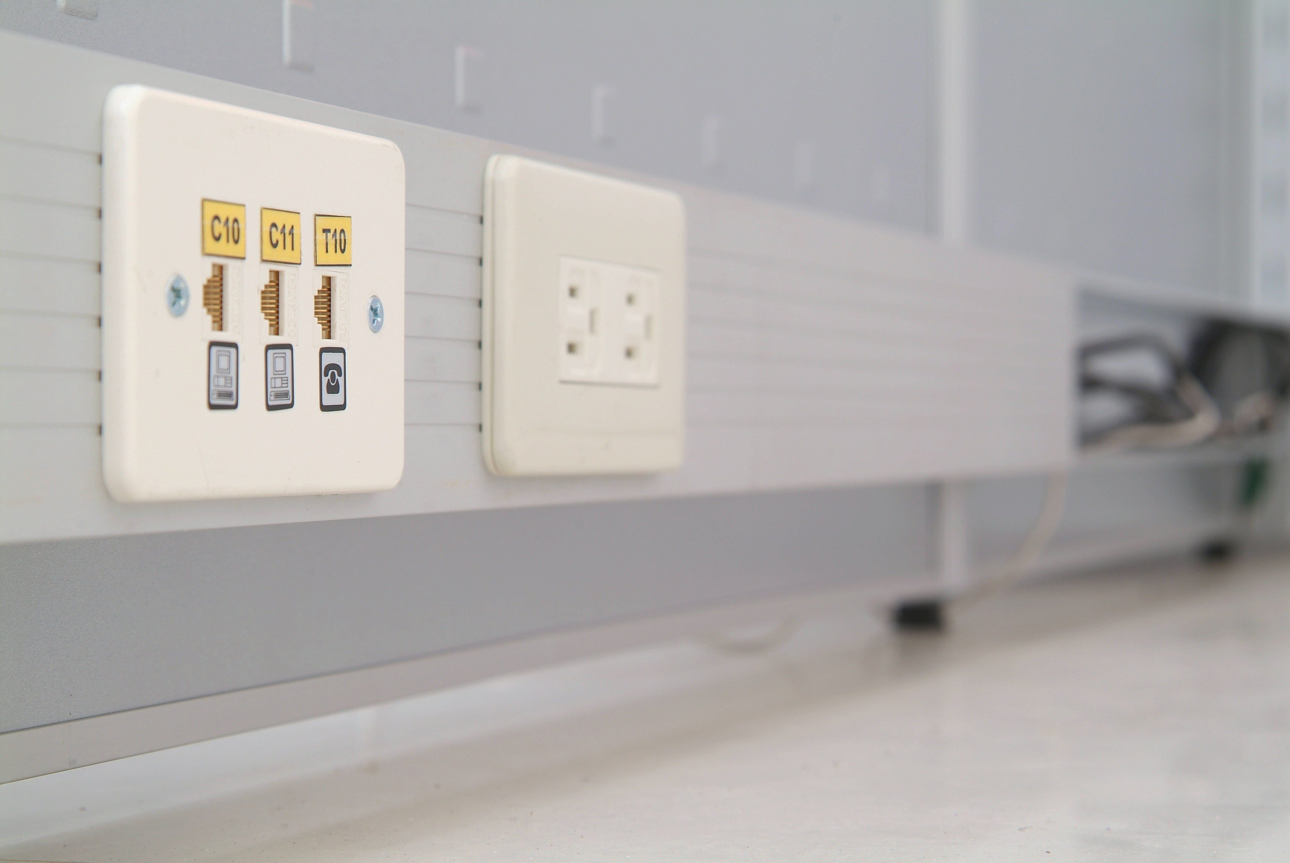 屏風外掛走線槽