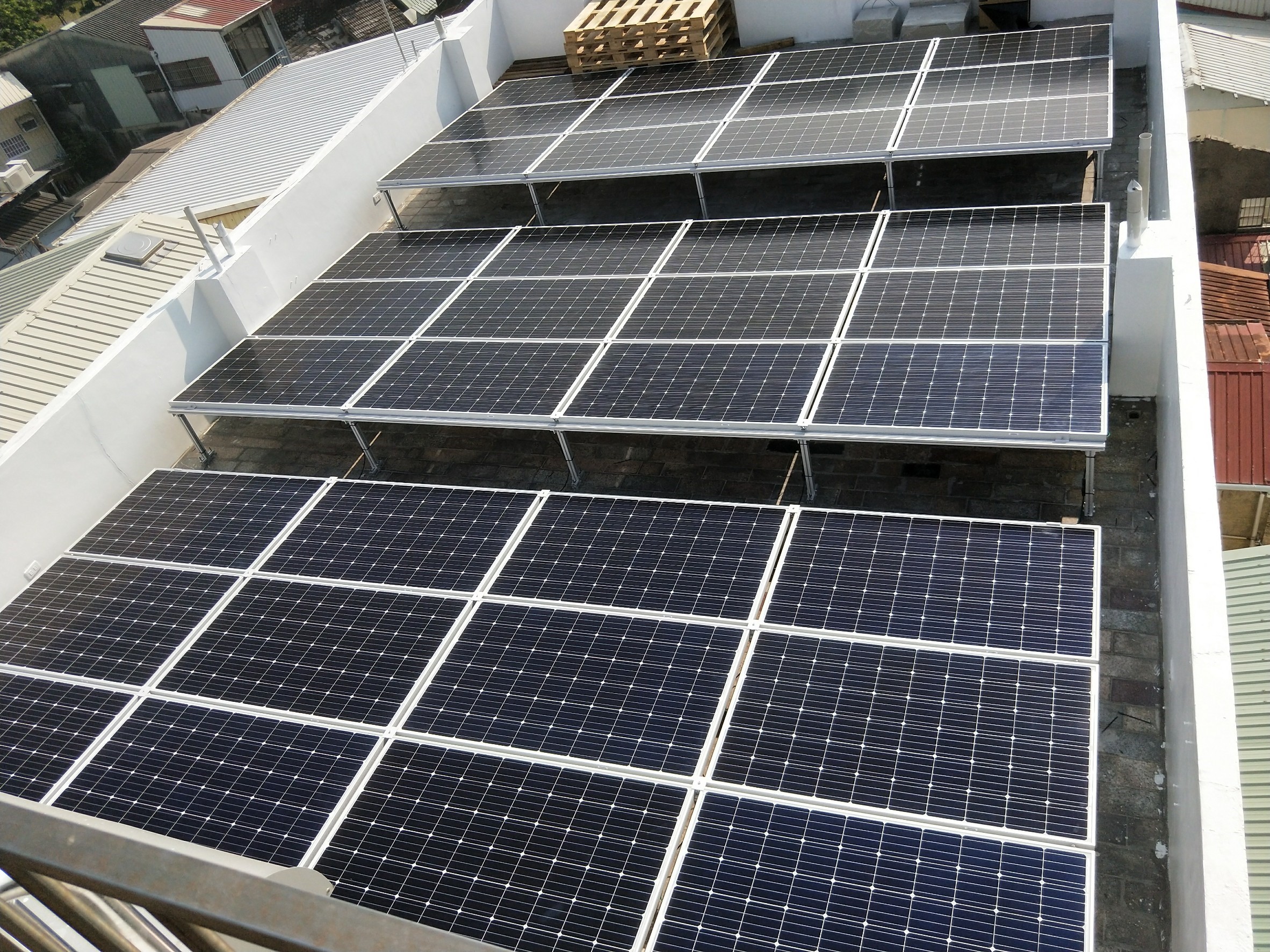 台南違建屋頂裝設太陽能賣電