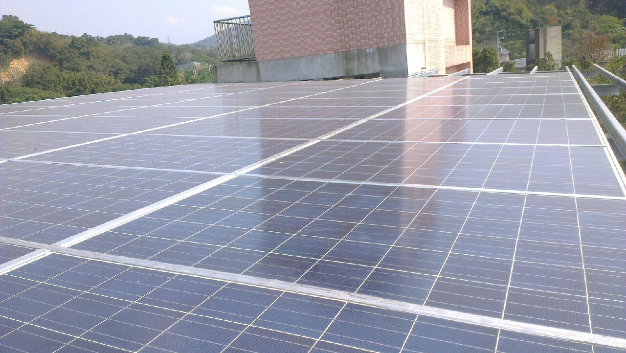 新竹芎林幼稚園RC水泥屋頂裝太陽能板隔熱