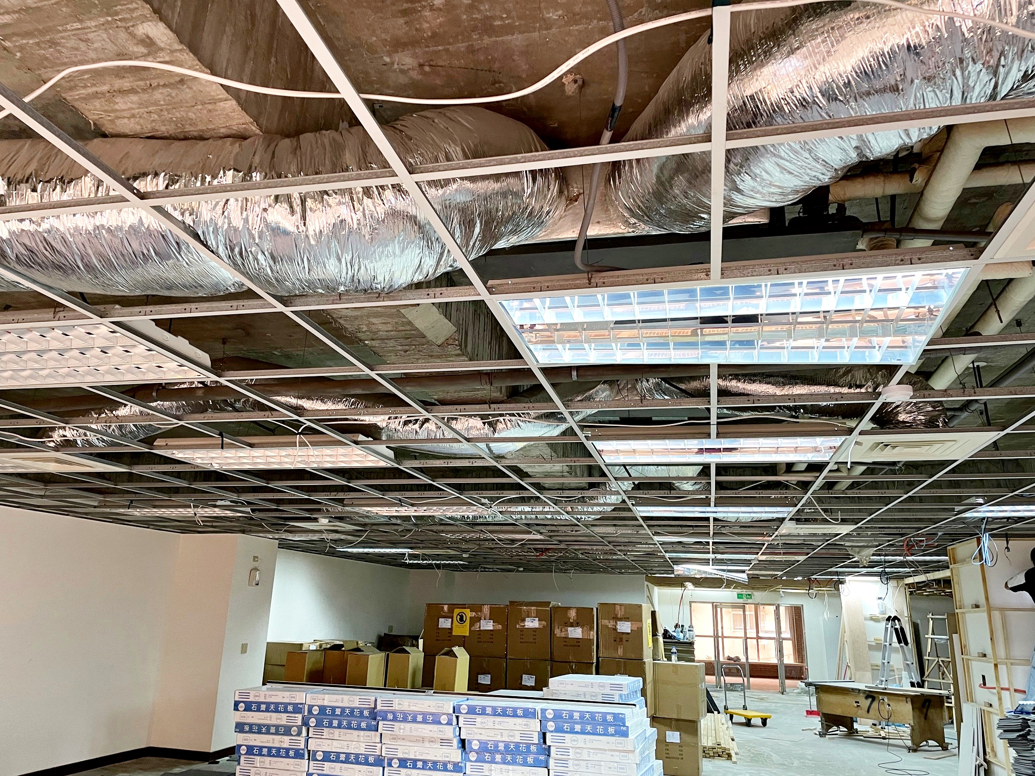 辦公室裝修-網路/電話總機/監視系統/平板燈/嵌燈/插座電路施工