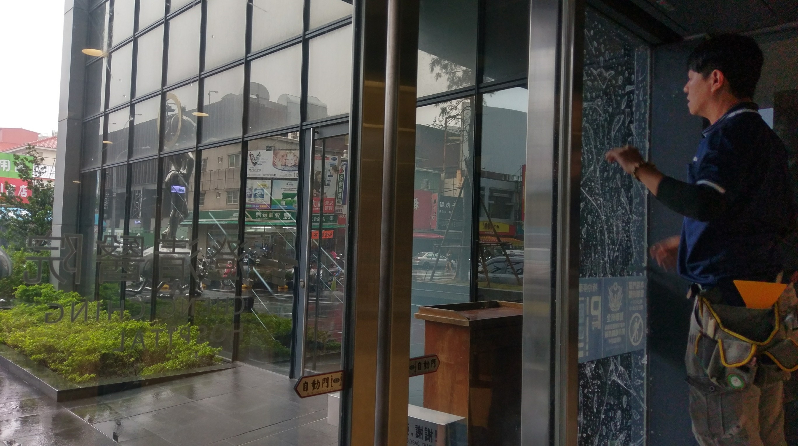 澄清醫院大門透明防爆膜工程